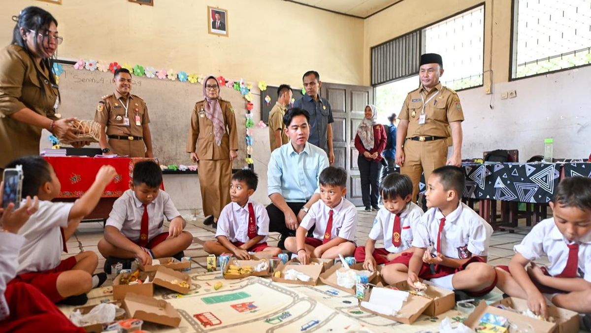 wapres-gibran-kunjungi-program-makan-bergizi-gratis-di-jakarta-barat-menampilkan-menu-sehat-untuk-anak